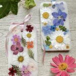 色とりどりの押し花で作ったアロマワックスバーが二つ並んでいる写真